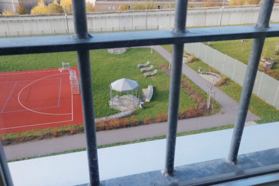 Die Runden im Innenhof dreht "Insassin" Liebich wohl allein.