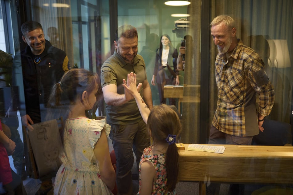 Der ukrainische Präsident Wolodymyr Selenskyj (48) gemeinsam mit Kindern bei der Eröffnung eines Zentrums für den Schutz von Kinderrechten. (Archivbild)