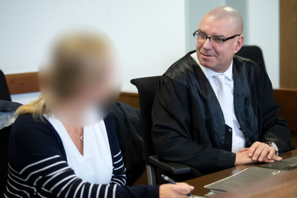Die Angeklagte (links) spricht vor Prozessbeginn mit ihrem Anwalt Bernd Idselis.