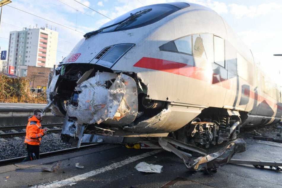 Auf dem Foto ist der stark beschädigte ICE zu sehen.