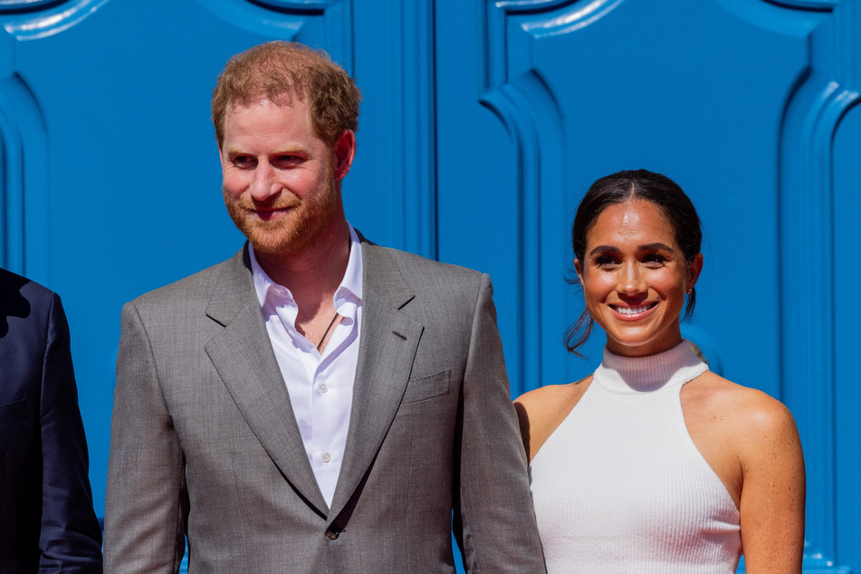Prinz Harry (37) und Meghan (41) kommen in Düsseldorf an.