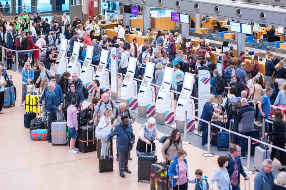 Am Sonntag warteten viele Passagiere vergeblich auf ihren Flug. Archivbild.