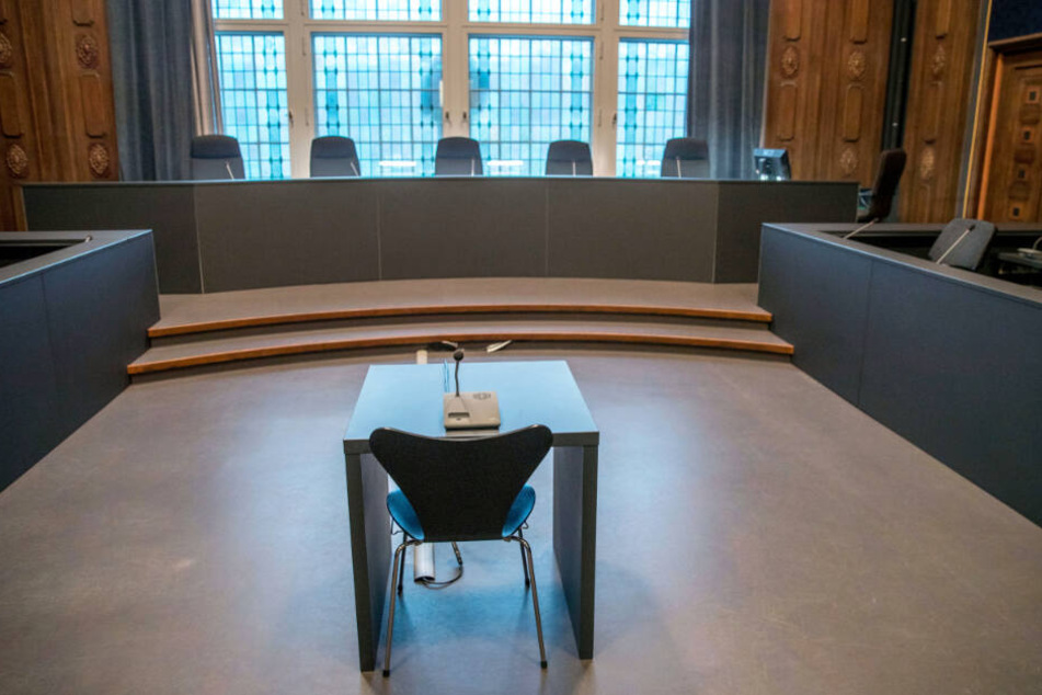 Der leere Saal im Landgericht Schwerin wird sich bald mit den Prozessbeteiligten füllen.