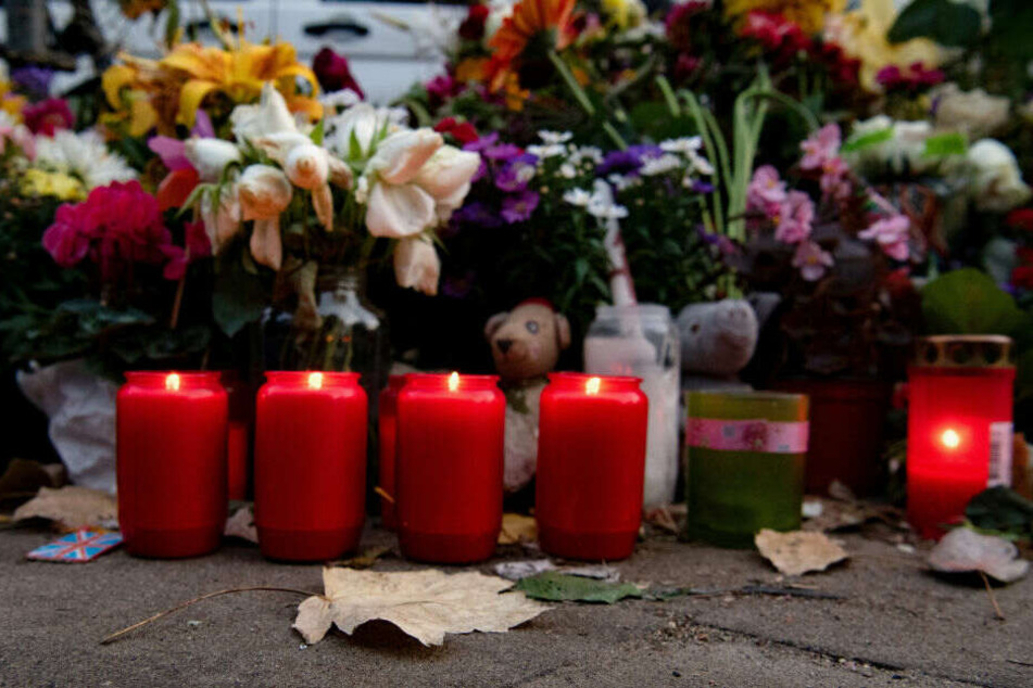 Mit Blumen und Kerzen gedenken die Menschen der Opfern des tödlichen Verkehrsunfalls.