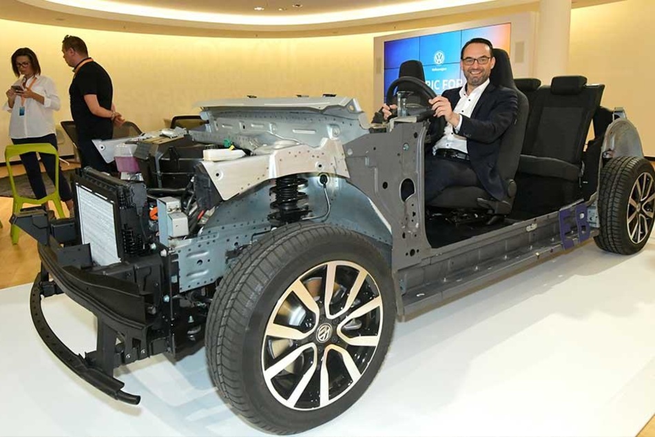 Christian Senger (44), Leiter Baureihe e-Mobility. Er sitzt auf dem Grundgerüst, das künftig die Basis aller I.D.-Elektroautos von VW bildet.