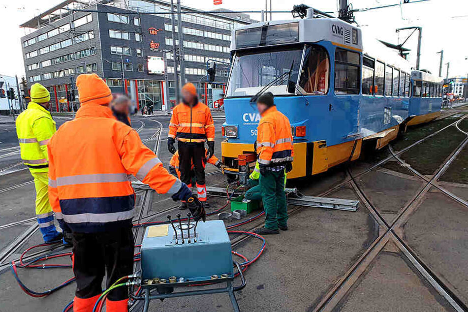 Offenbar war eine Straßenbahn entgleist.