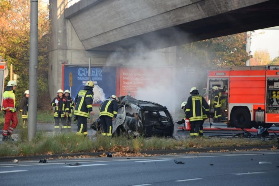 Das Fahrzeug war gegen diesen Brückenpfeiler geprallt und danach ausgebrannt.