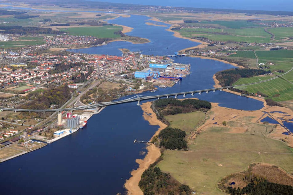 Die Visualisierung zeigt die geplante Brücke über den Peenestrom von Wolgsst auf die Insel Usedom.