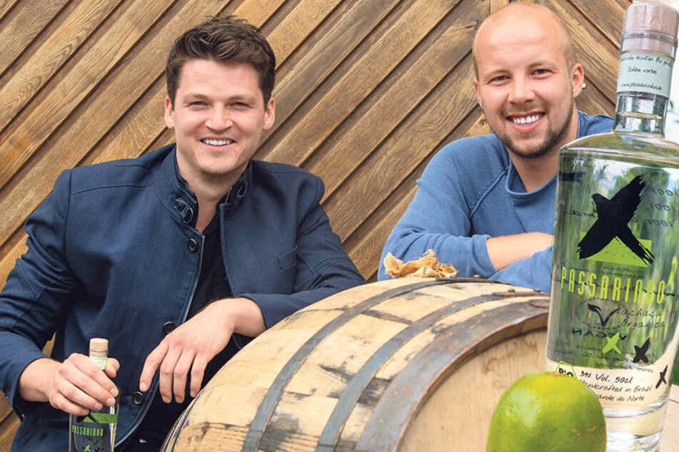 In Opas Garage begann alles: Jan Stübner (27, r.) und Roman Wiele
(27) haben sich mit Bio-Cachaça selbstständig gemacht.