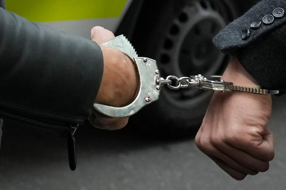 U-Haft für zwei Drogendealer: Polizei dreht vier Buden auf links und findet DAS!