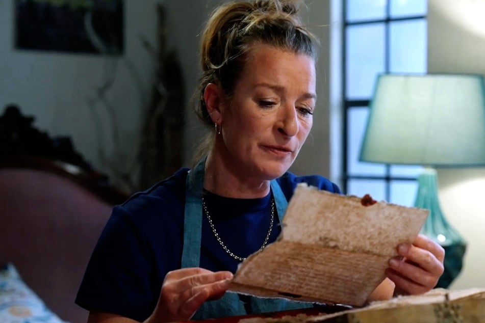 Unterdessen entdeckt Carla in den Scherben des Halbmond-Steins den Schlüssel zu Katharinas Kiste.