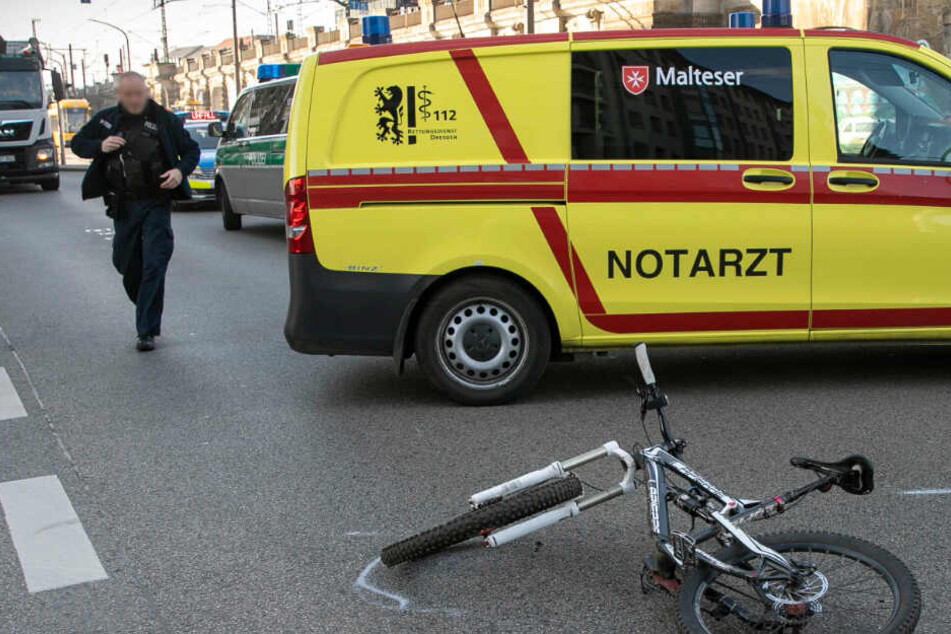 Radler nach Unfall mit S-Klasse in Dresden bewusstlos und schwer verletzt