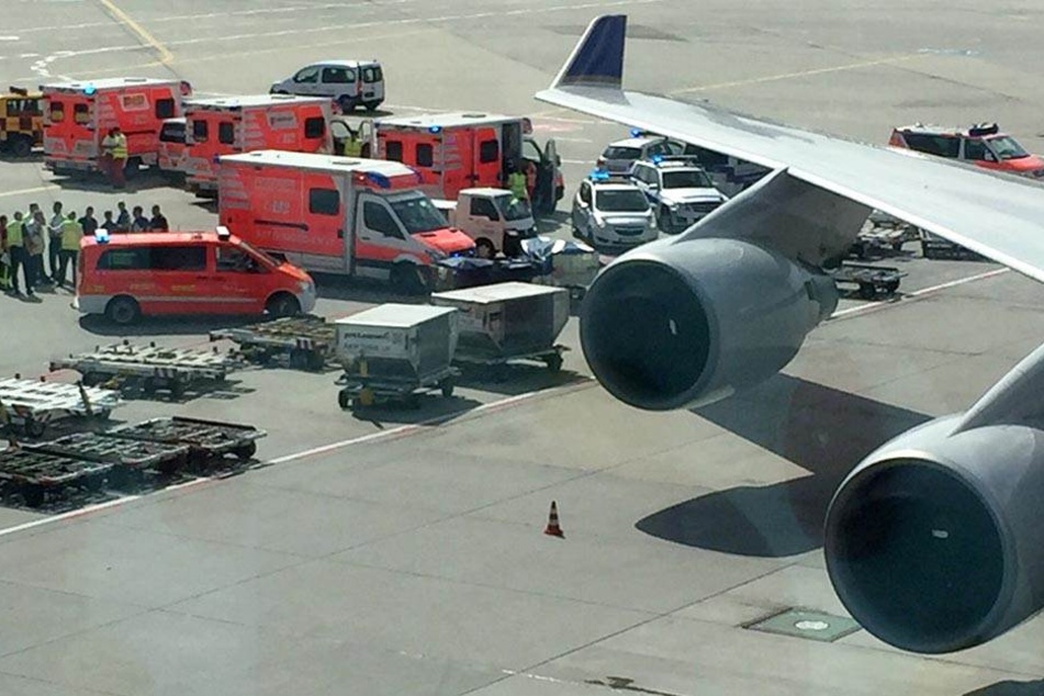 Großeinsatz für die Rettungskräfte. Zwei Passagiere mussten in eine Klinik gebracht werden.