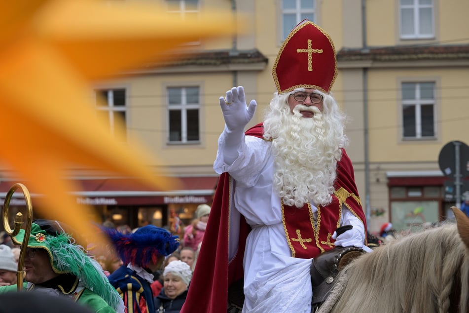 Der niederländische Nikolaus "Sinterklaas" reitet auf einem Pferd durch das Holländische Viertel in Potsdam.