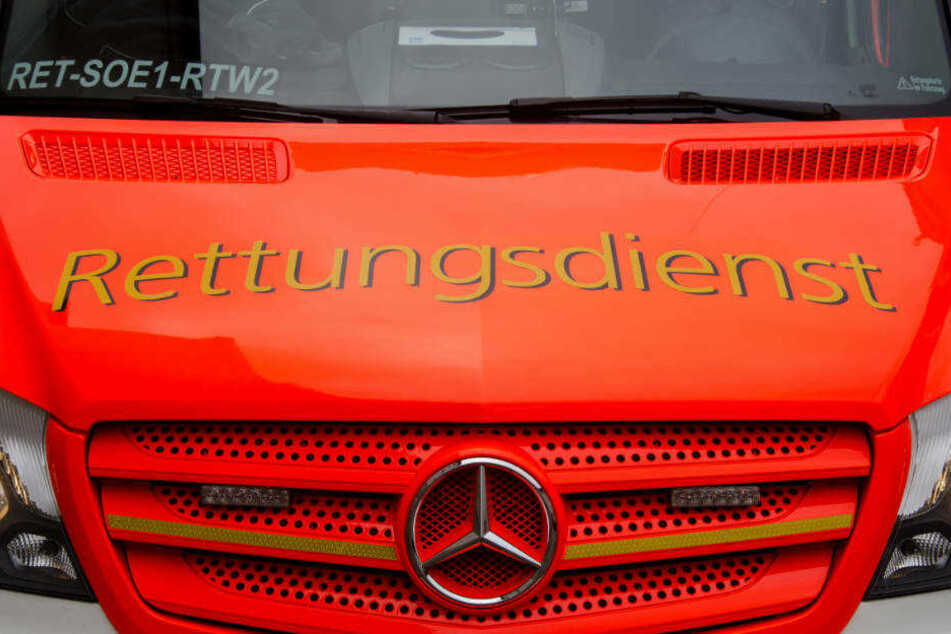 Mit zwei ausgeschlagenen Zähnen und einer Fraktur des Nasenbeins musste der Mann in en Krankenhaus gebracht werden.
