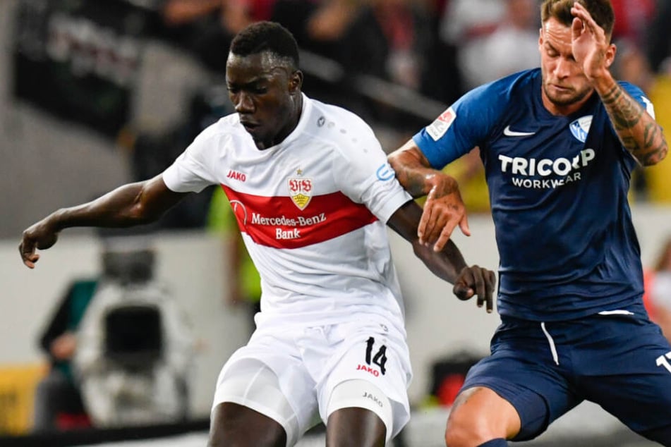 Stuttgarts Silas Wamangituka (l) spielt gegen Bochums Danny Blum.