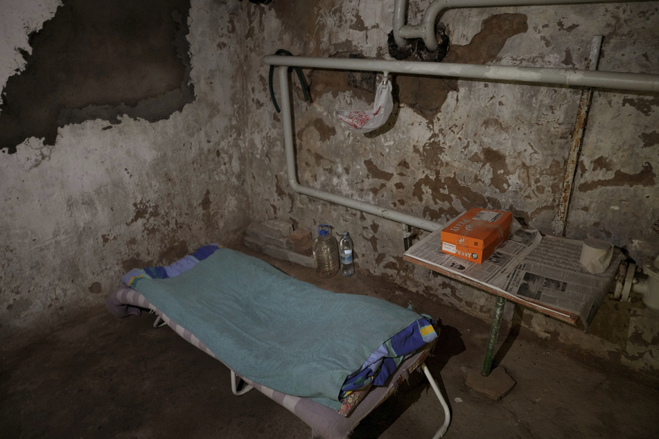 Mykolajiw: Blick auf ein Bett in einem Luftschutzkeller.