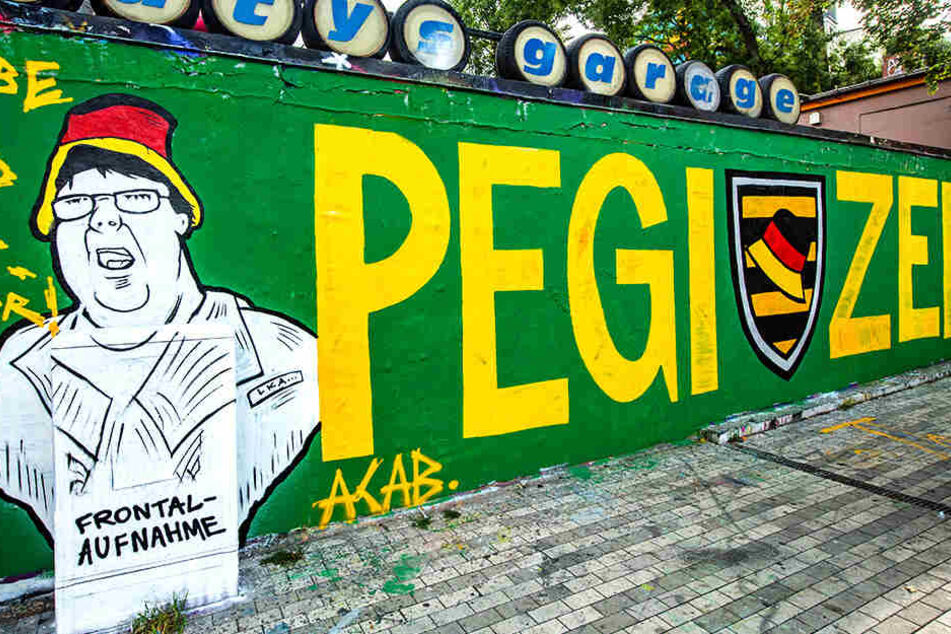 Ein Graffiti in der Neustadt zeigt den Hutbürger neben dem Schriftzug "Pegizei".