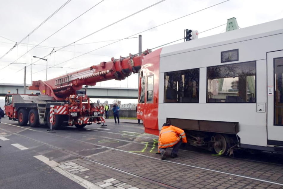 Mit einem Kran wurde die Bahn wieder in die Schienen gehoben.
