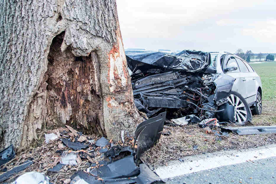 Der VW krachte frontal gegen einen Straßenbaum an der B180.