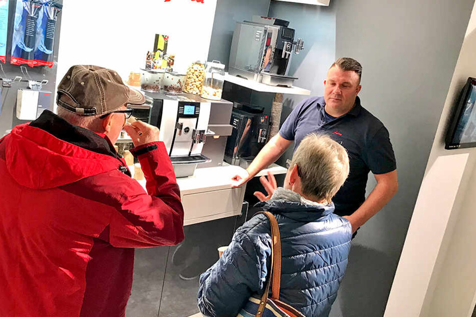 Sven Welling (re.) von Jura erklärt hier Kunden den smarten Kaffeevollautomat. 