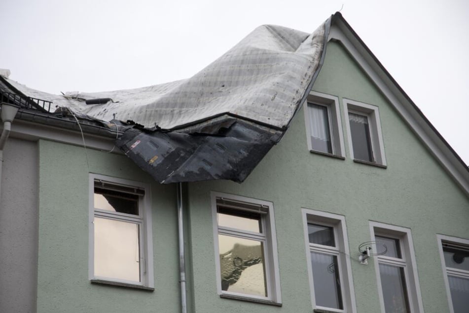 Ein Mehrfamilienhaus in Freiberg wurde fast zur Hälfte abgedeckt.