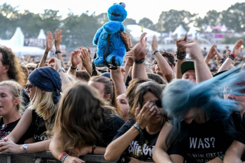 Heavy Metal Fans feiern auf dem Wacken Open Air.