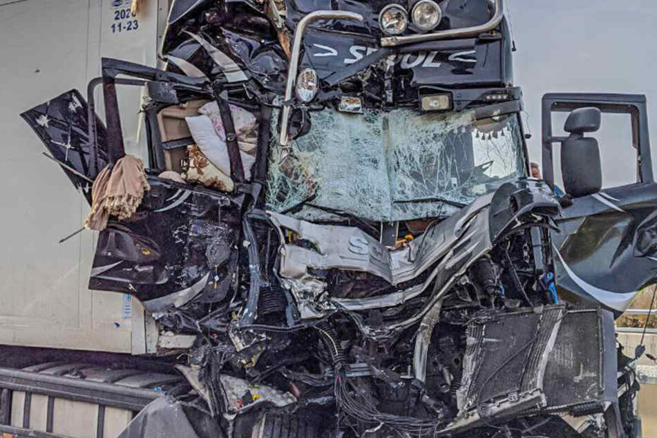 Aus diesem Lkw musste der Fahrer befreit werden.
