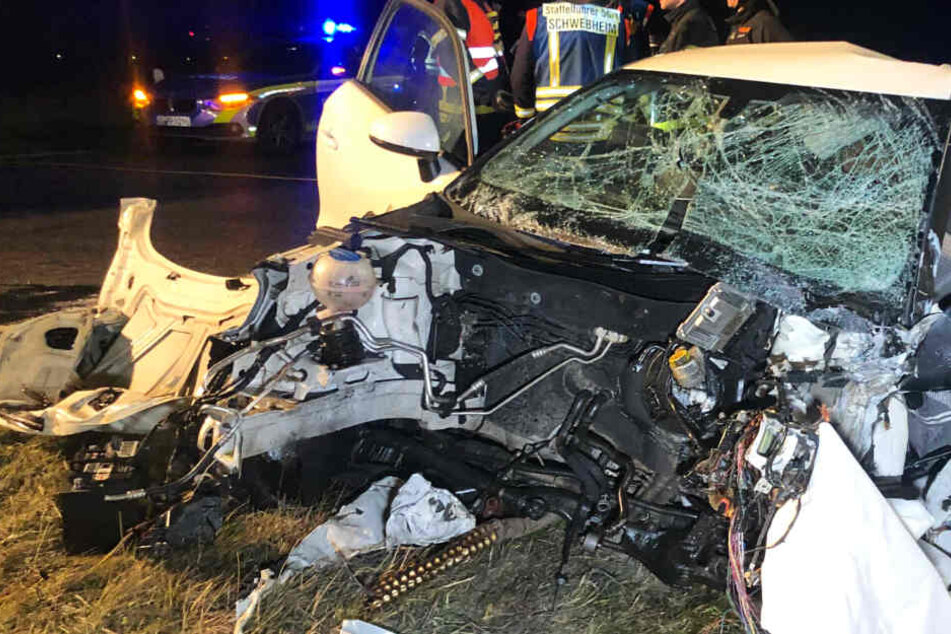Das Foto zeigt ein völlig zerstörtes Auto auf der B286 bei Schweinfurt.