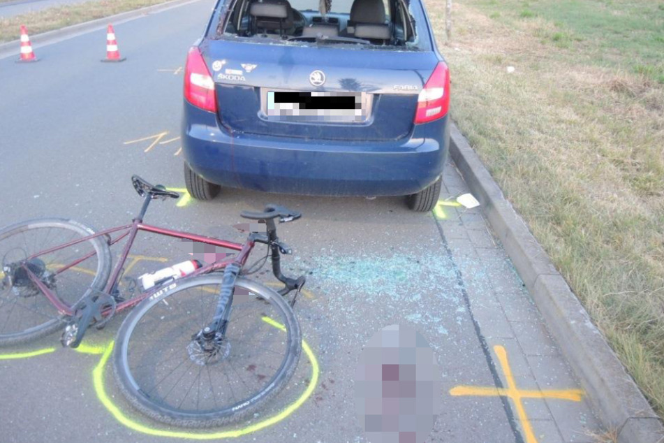 Der 23-jährige Radfahrer fuhr auf das Auto auf und wurde durch die Heckscheibe geschleudert.