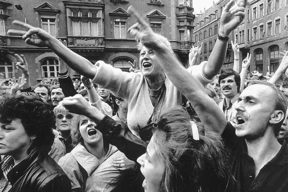 Mehr als 1000 Menschen demonstrierten am 4. September 1989 im Anschluss an das Friedensgebet auf dem Nikolaikirchhof - die einen für ihre Ausreise, die anderen für Reformen.