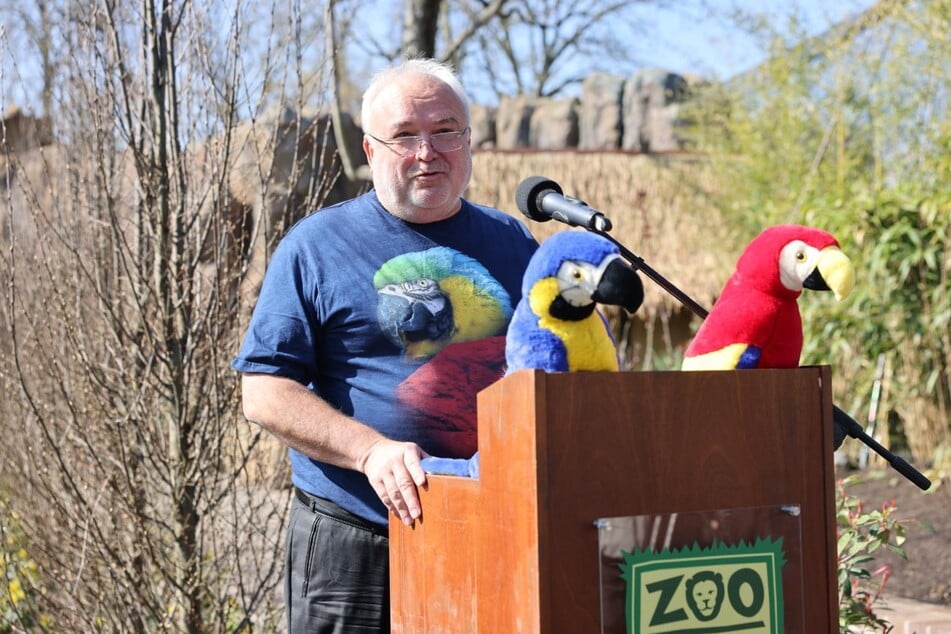 Zoodirektor Prof. Dr. Jörg Junhold (62) hatte sich zur Eröffnung der neuen Vogelwelten am Donnerstag passend gekleidet.