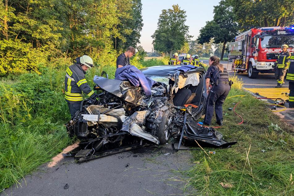 Der 23-jährige Fahrer des BMW 1er wurde in dem völlig zerfetzten Wrack eingeklemmt und schwer verletzt.