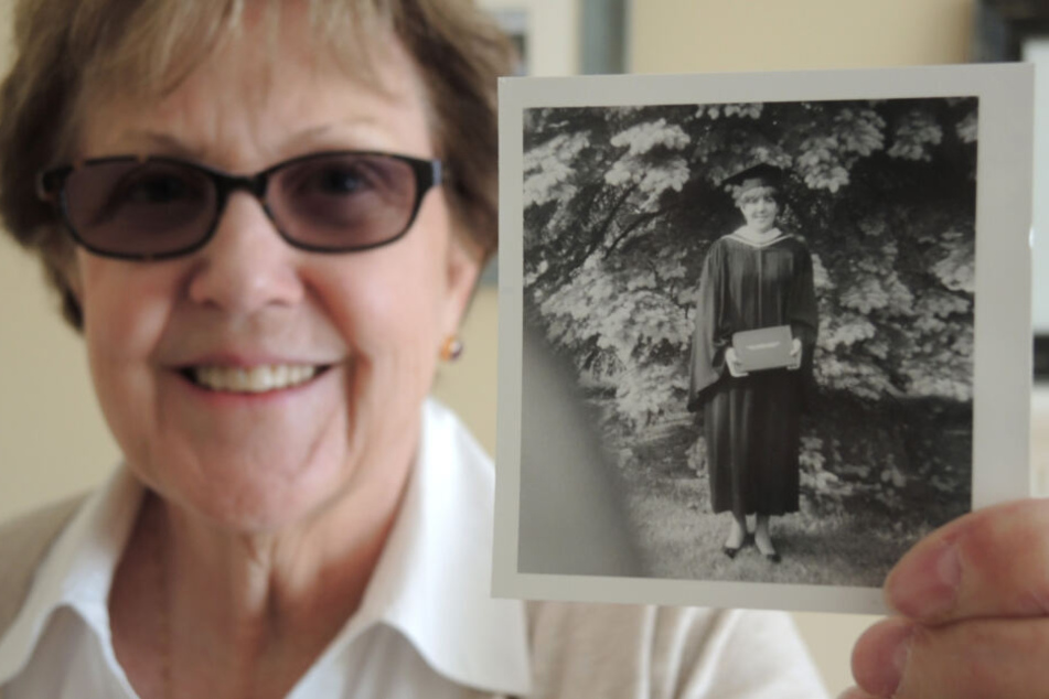 Celeste Sweeney zeigt ein Foto von sich bei ihrem College-Abschluss Ende der 60er-Jahre. Im Sommer 65 reist die junge Amerikanerin durch Deutschland.