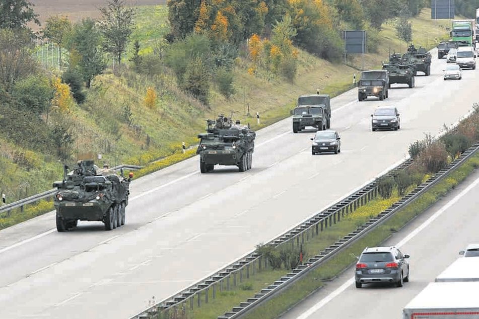 Immer wieder rollen Konvois der US-Armee durch Sachsen - wie hier auf der A 4. Jetzt werden wieder Truppen ausgetauscht.