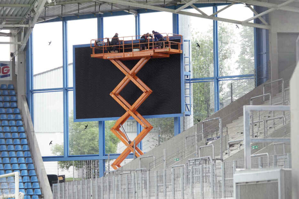Eine neue Anzeigentafel hat das Stadion nun auch: Eine Plauener Firma hat die Tafel in dieser Woche montiert. Mit 40 Quadratmetern hat die Tafel die gleiche Göße, wie die alte LED-Wand, die inzwischen im Stadion des VfB Auerbach steht.