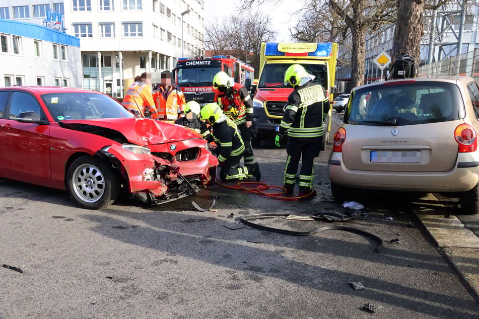 Heftiger Crash auf der Heinrich-Lorenz-Straße in Chemnitz. Zahlreiche Rettungskräfte waren vor Ort.