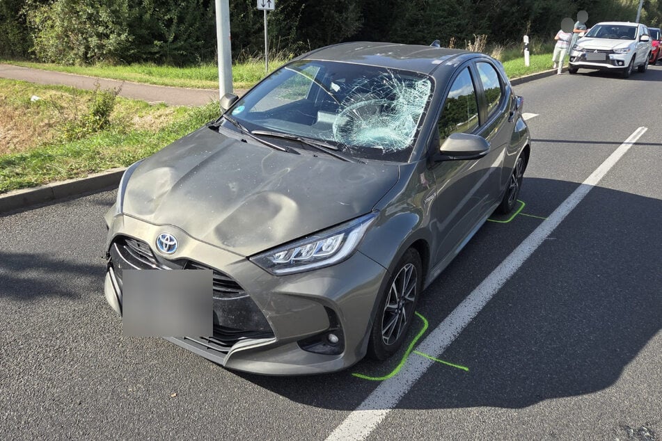 Der Gesamtschaden beläuft sich laut Polizei auf circa 16.000 Euro. Am Unfallauto sind deutliche Schäden zu erkennen.