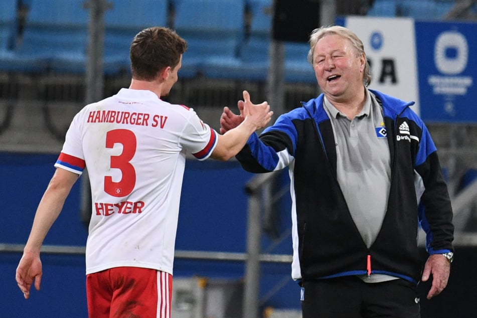 Interimscoach Horst Hrubesch (r.) hat den HSV-Spielern um Defensiv-Allrounder Moritz Heyer wieder Selbstvertrauen eingeimpft.
