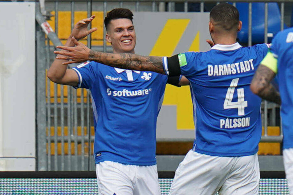 Victor Pálsson (r.) bejubelt mit Torschütze Mathias Honsak das 2:0.