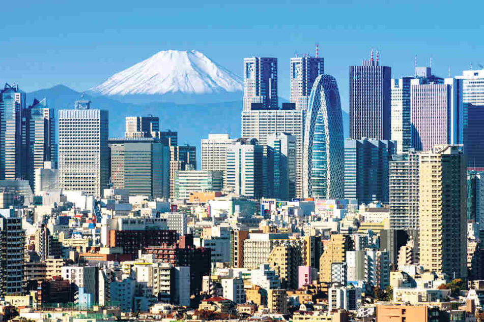 Wahlheimat im Land der aufgehenden Sonne: moderne Skyline von Tokio mit dem Vulkan Fuji im Hintergrund.