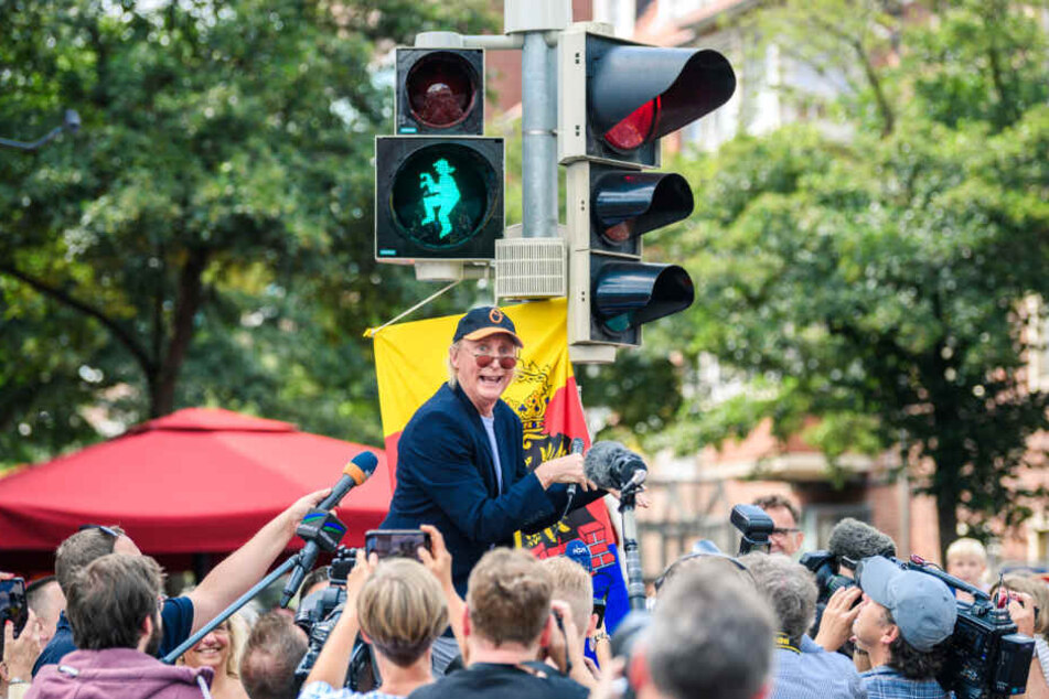 Otto Waalkes enthüllt die Ampel mit seinem Abbild und hoppelt für die Reporter.