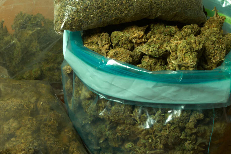 Knapp 5 Kilo Marihuana fanden die Beamten in dem Auto. (Symbolbild)