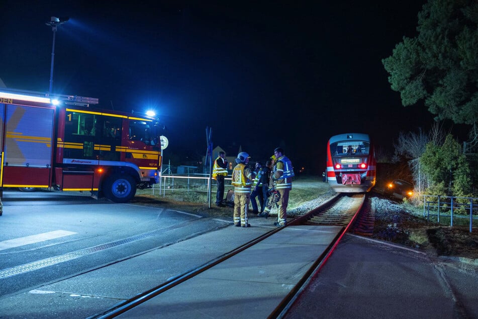 Nach der Kollision mit der Regionalbahn landete der Opel neben dem Gleisbett im Gebüsch.