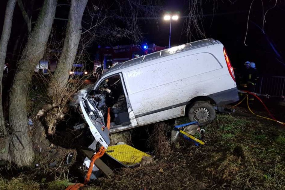 Ein Kleintransporter war eine Böschung herunter gerauscht und dort gegen einen Baum gekracht.