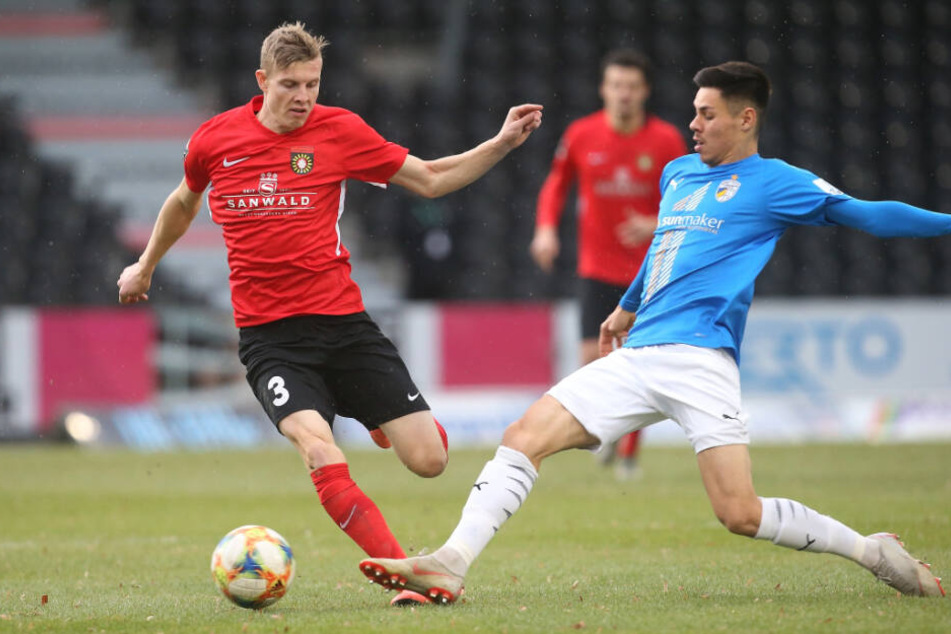 Großaspachs Ken Gipson (l.) und Jenas Raphael Obermair im Zweikampf um den Ball.