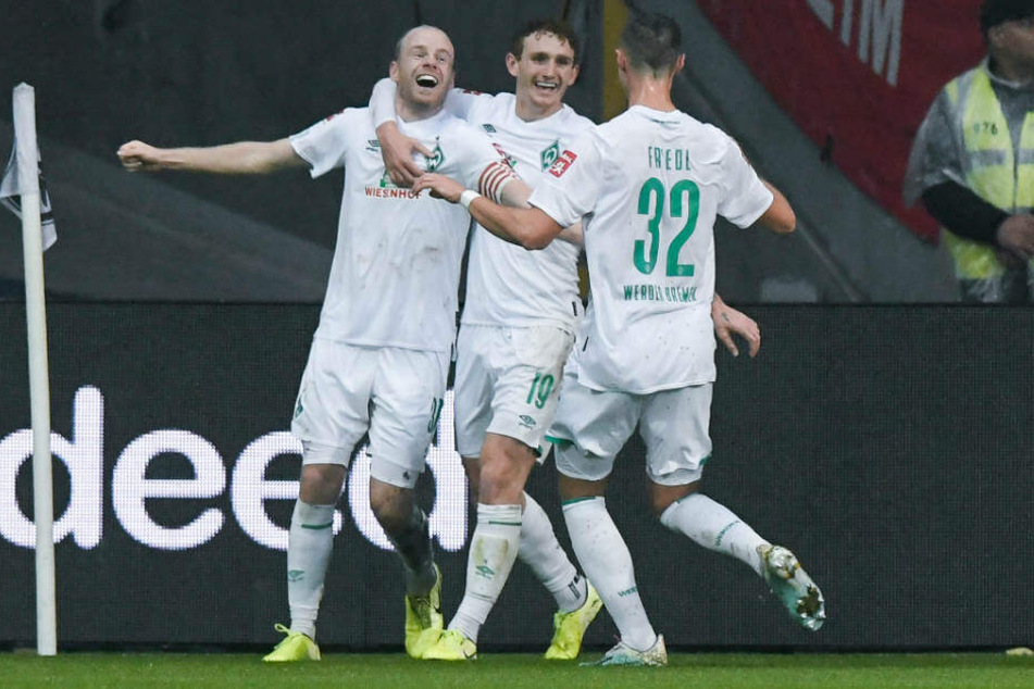 Werder Bremen bejubelt die zwischenzeitlich Führung durch Davy Klaasen (l.).