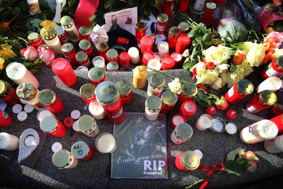 "Einer von uns - RIP Kamerad" ist am Königsplatz zwischen Grablichtern zu lesen. Ein Mann ist am 6.12.2019 nach einem Schlag so schwer verletzt worden, dass er noch vor Ort starb.