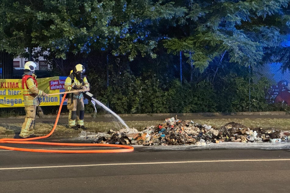 Die Feuerwehr löschte den Müll auf der Straße.