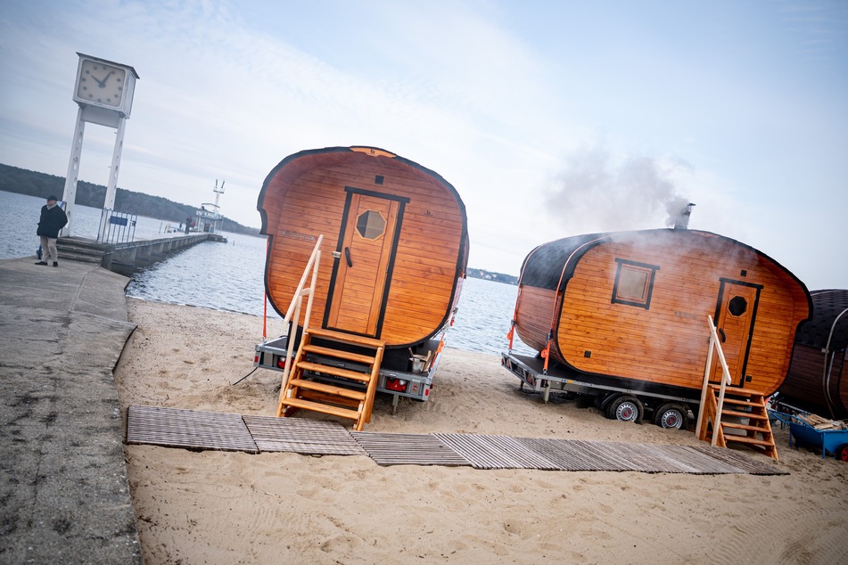 Beim traditionellen Anbaden am Strandbad Wannsee in Berlin stehen für die Badegäste zwei mobile Saunen zum Aufwärmen bereit.